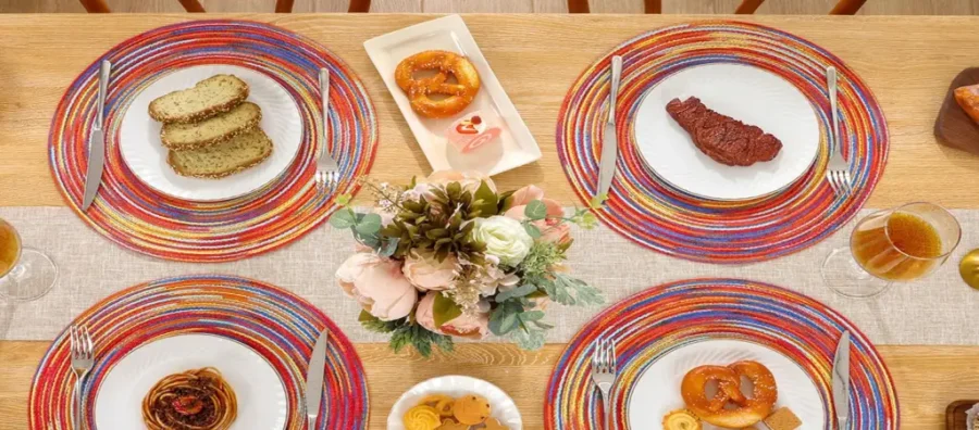 mesa con los salvamanteles de colores