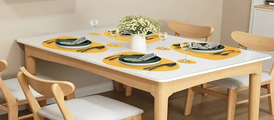mesa con salvamanteles de colores