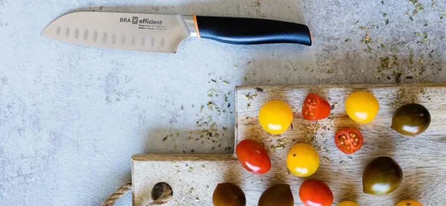 cuchillo japones cocina encima de la mesa